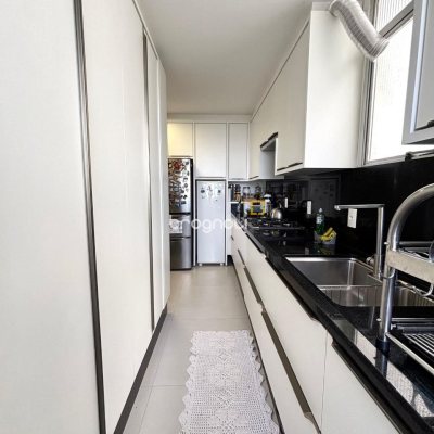 Apartamento com 202m², 4 quartos (sendo 3 suítes), 2 garagens, no bairro Centro em Florianópolis