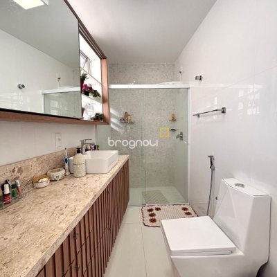 Apartamento com 202m², 4 quartos (sendo 3 suítes), 2 garagens, no bairro Centro em Florianópolis