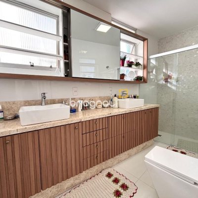 Apartamento com 202m², 4 quartos (sendo 3 suítes), 2 garagens, no bairro Centro em Florianópolis