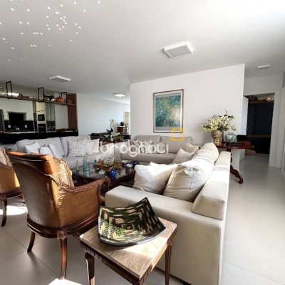Apartamento com 202m², 4 quartos (sendo 3 suítes), 2 garagens, no bairro Centro em Florianópolis