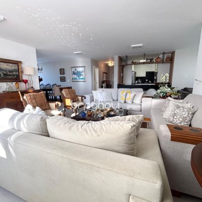Apartamento com 202m², 4 quartos (sendo 3 suítes), 2 garagens, no bairro Centro em Florianópolis