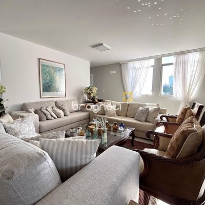 Apartamento com 202m², 4 quartos (sendo 3 suítes), 2 garagens, no bairro Centro em Florianópolis