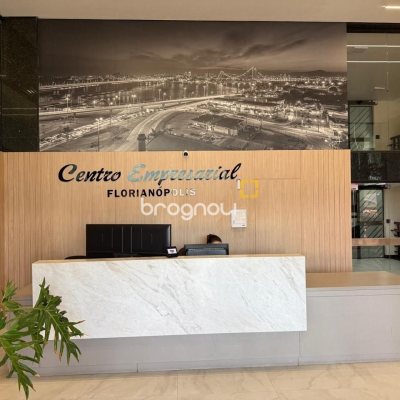 Sala com 531m², 5 garagens, no bairro Centro em Florianópolis