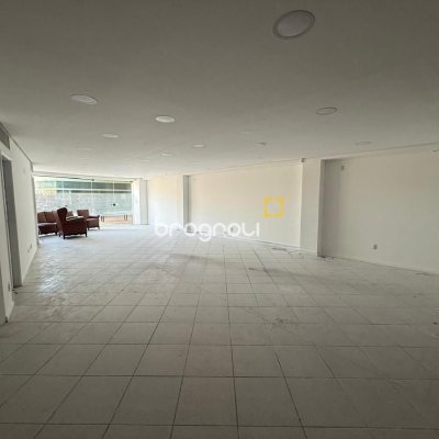 Sala com 531m², 5 garagens, no bairro Centro em Florianópolis