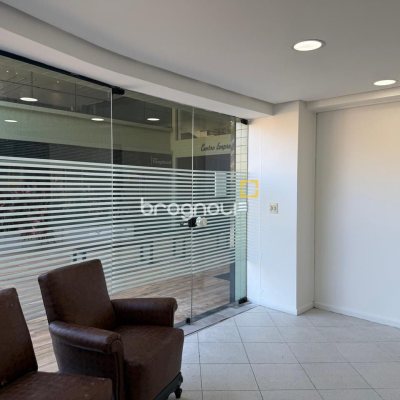 Sala com 531m², 5 garagens, no bairro Centro em Florianópolis