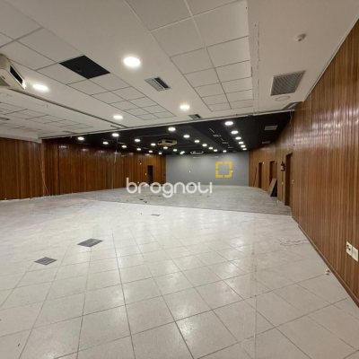 Sala com 531m², 5 garagens, no bairro Centro em Florianópolis