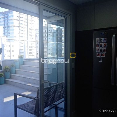 Cobertura com 213m², 3 quartos (sendo 3 suítes), 2 garagens, no bairro Barreiros em São José