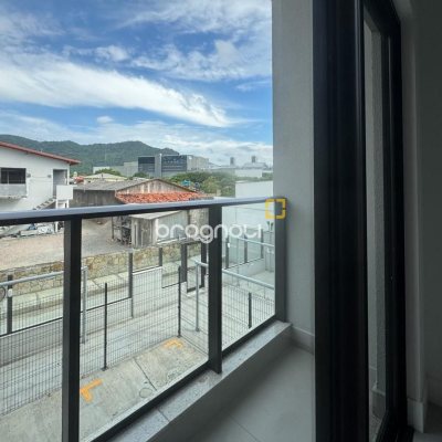 Apartamento com 74m², 2 quartos (sendo 1 suíte), 1 garagem, no bairro Monte Verde em Florianópolis