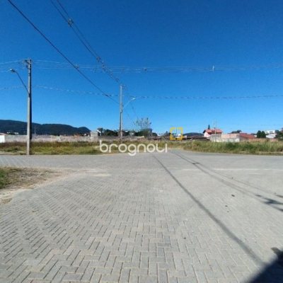 Terreno com 444m², no bairro Carianos em Florianópolis