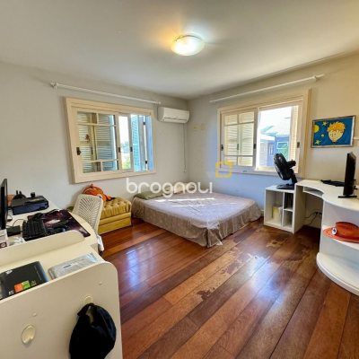 Casa com 378m², 4 quartos (sendo 3 suítes), 3 garagens, no bairro Lagoa da Conceição em Florianópolis