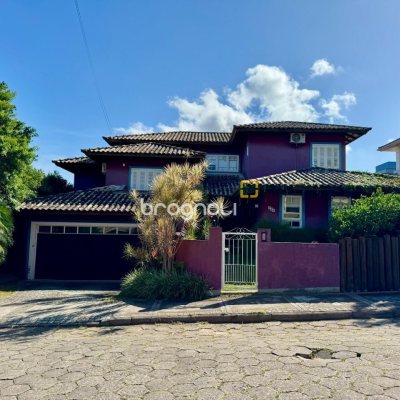 Casa com 378m², 4 quartos (sendo 3 suítes), 3 garagens, no bairro Lagoa da Conceição em Florianópolis