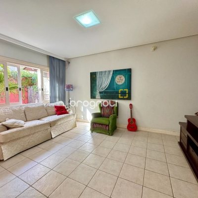 Casa com 378m², 4 quartos (sendo 3 suítes), 3 garagens, no bairro Lagoa da Conceição em Florianópolis