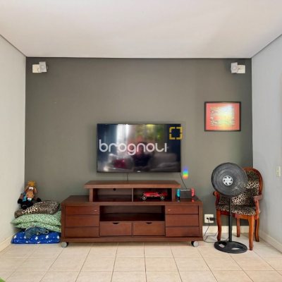 Casa com 378m², 4 quartos (sendo 3 suítes), 3 garagens, no bairro Lagoa da Conceição em Florianópolis