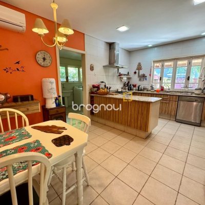 Casa com 378m², 4 quartos (sendo 3 suítes), 3 garagens, no bairro Lagoa da Conceição em Florianópolis