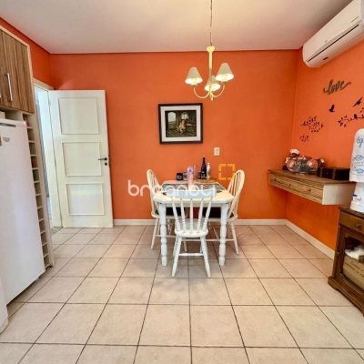 Casa com 378m², 4 quartos (sendo 3 suítes), 3 garagens, no bairro Lagoa da Conceição em Florianópolis