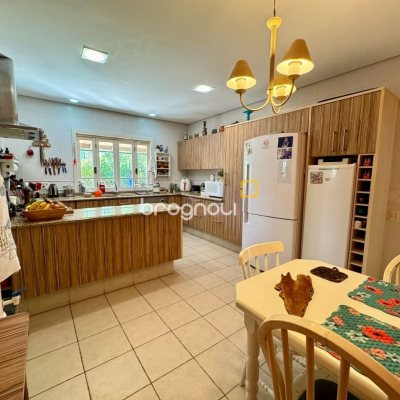 Casa com 378m², 4 quartos (sendo 3 suítes), 3 garagens, no bairro Lagoa da Conceição em Florianópolis