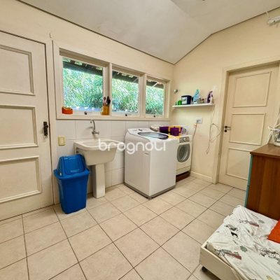 Casa com 378m², 4 quartos (sendo 3 suítes), 3 garagens, no bairro Lagoa da Conceição em Florianópolis