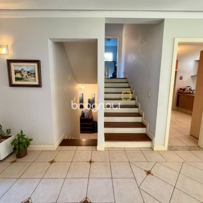 Casa com 378m², 4 quartos (sendo 3 suítes), 3 garagens, no bairro Lagoa da Conceição em Florianópolis