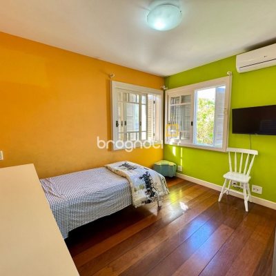 Casa com 378m², 4 quartos (sendo 3 suítes), 3 garagens, no bairro Lagoa da Conceição em Florianópolis