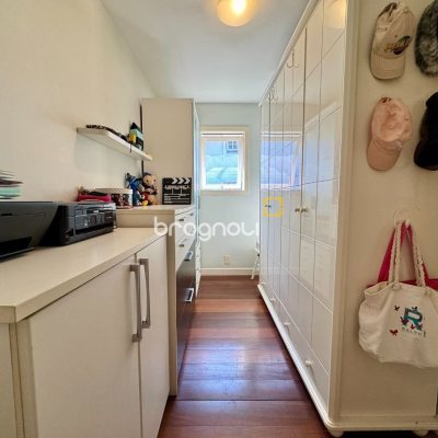 Casa com 378m², 4 quartos (sendo 3 suítes), 3 garagens, no bairro Lagoa da Conceição em Florianópolis