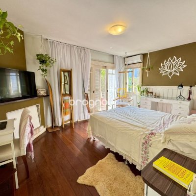 Casa com 378m², 4 quartos (sendo 3 suítes), 3 garagens, no bairro Lagoa da Conceição em Florianópolis