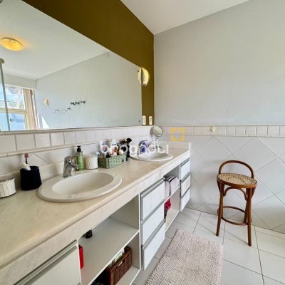 Casa com 378m², 4 quartos (sendo 3 suítes), 3 garagens, no bairro Lagoa da Conceição em Florianópolis