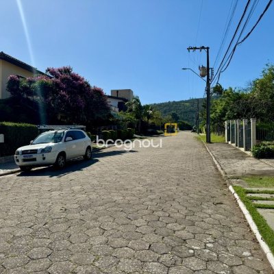 Casa com 378m², 4 quartos (sendo 3 suítes), 3 garagens, no bairro Lagoa da Conceição em Florianópolis