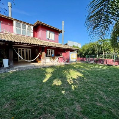 Casa com 378m², 4 quartos (sendo 3 suítes), 3 garagens, no bairro Lagoa da Conceição em Florianópolis