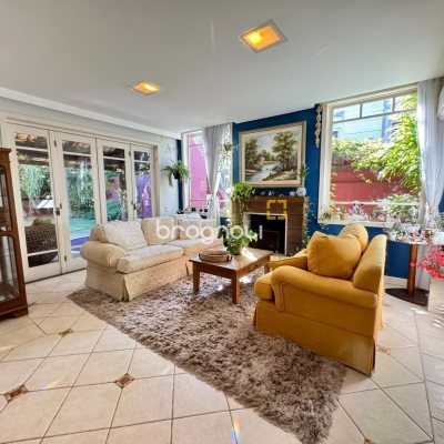 Casa com 378m², 4 quartos (sendo 3 suítes), 3 garagens, no bairro Lagoa da Conceição em Florianópolis