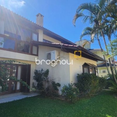 Casa com 185m², 4 quartos (sendo 2 suítes), 2 garagens, no bairro Parque São Jorge em Florianópolis