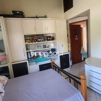 Casa com 185m², 4 quartos (sendo 2 suítes), 2 garagens, no bairro Parque São Jorge em Florianópolis