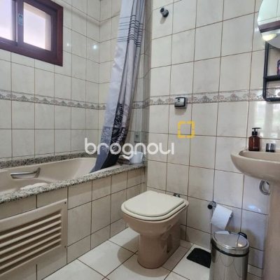Casa com 185m², 4 quartos (sendo 2 suítes), 2 garagens, no bairro Parque São Jorge em Florianópolis