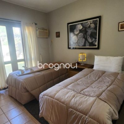 Casa com 185m², 4 quartos (sendo 2 suítes), 2 garagens, no bairro Parque São Jorge em Florianópolis