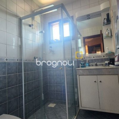 Casa com 185m², 4 quartos (sendo 2 suítes), 2 garagens, no bairro Parque São Jorge em Florianópolis