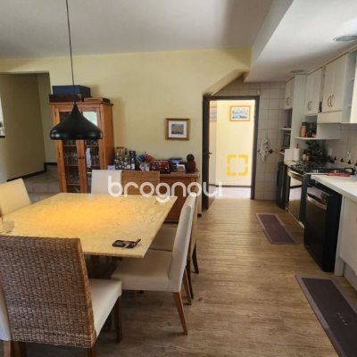 Casa com 185m², 4 quartos (sendo 2 suítes), 2 garagens, no bairro Parque São Jorge em Florianópolis