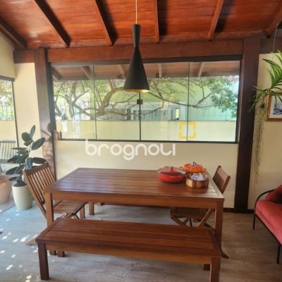 Casa com 185m², 4 quartos (sendo 2 suítes), 2 garagens, no bairro Parque São Jorge em Florianópolis