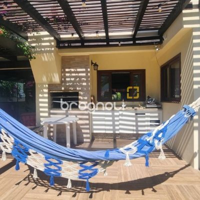 Casa com 185m², 4 quartos (sendo 2 suítes), 2 garagens, no bairro Parque São Jorge em Florianópolis