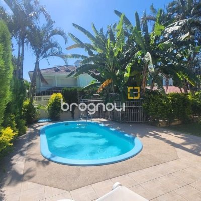 Casa com 185m², 4 quartos (sendo 2 suítes), 2 garagens, no bairro Parque São Jorge em Florianópolis