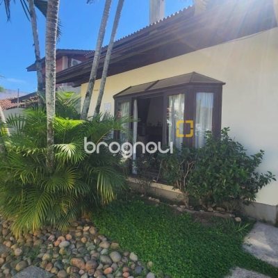 Casa com 185m², 4 quartos (sendo 2 suítes), 2 garagens, no bairro Parque São Jorge em Florianópolis