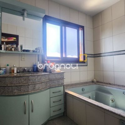 Casa com 185m², 4 quartos (sendo 2 suítes), 2 garagens, no bairro Parque São Jorge em Florianópolis