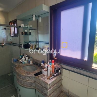Casa com 185m², 4 quartos (sendo 2 suítes), 2 garagens, no bairro Parque São Jorge em Florianópolis