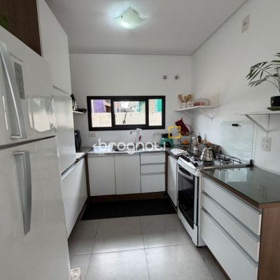 Casa de Condomínio com 118m², 3 quartos (sendo 1 suíte), 2 garagens, no bairro Campeche em Florianópolis