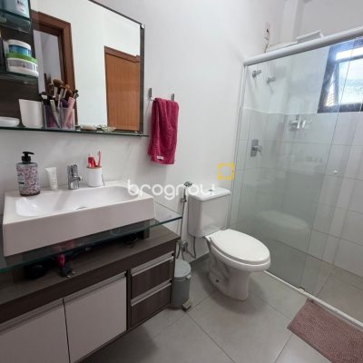 Casa de Condomínio com 118m², 3 quartos (sendo 1 suíte), 2 garagens, no bairro Campeche em Florianópolis