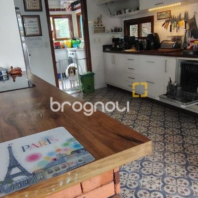 Casa com 288m², 5 quartos (sendo 1 suíte), 2 garagens, no bairro Campeche em Florianópolis