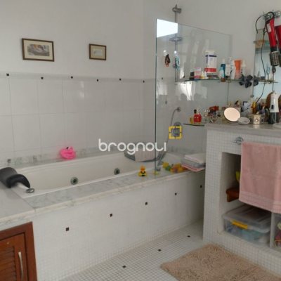 Casa com 288m², 5 quartos (sendo 1 suíte), 2 garagens, no bairro Campeche em Florianópolis