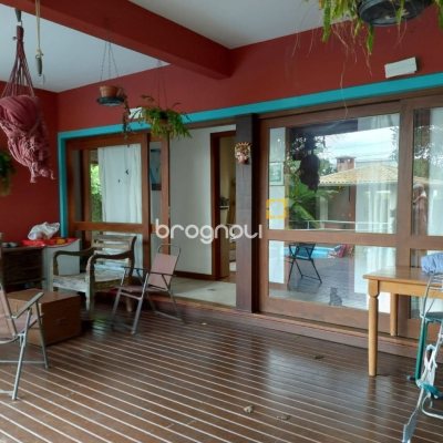 Casa com 288m², 5 quartos (sendo 1 suíte), 2 garagens, no bairro Campeche em Florianópolis