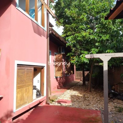 Casa com 288m², 5 quartos (sendo 1 suíte), 2 garagens, no bairro Campeche em Florianópolis