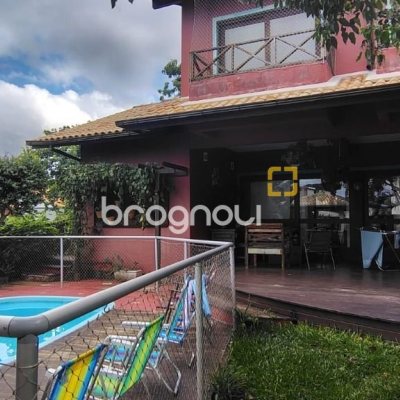 Casa com 288m², 5 quartos (sendo 1 suíte), 2 garagens, no bairro Campeche em Florianópolis