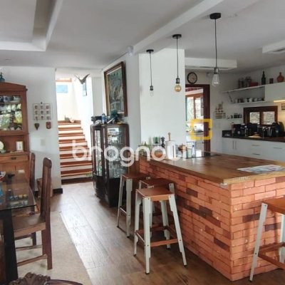 Casa com 288m², 5 quartos (sendo 1 suíte), 2 garagens, no bairro Campeche em Florianópolis