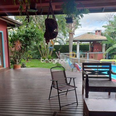 Casa com 288m², 5 quartos (sendo 1 suíte), 2 garagens, no bairro Campeche em Florianópolis